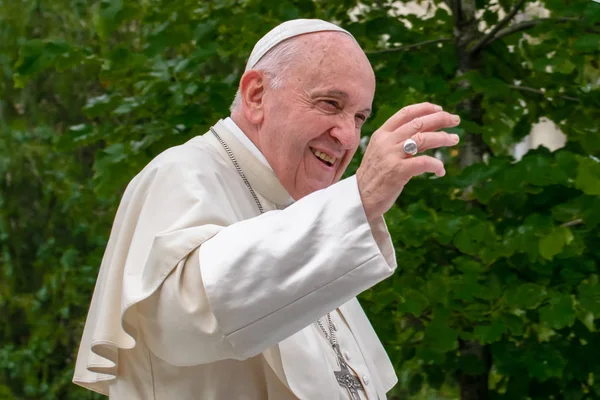 Após crise respiratória, Papa Francisco recebe transfusão de sangue