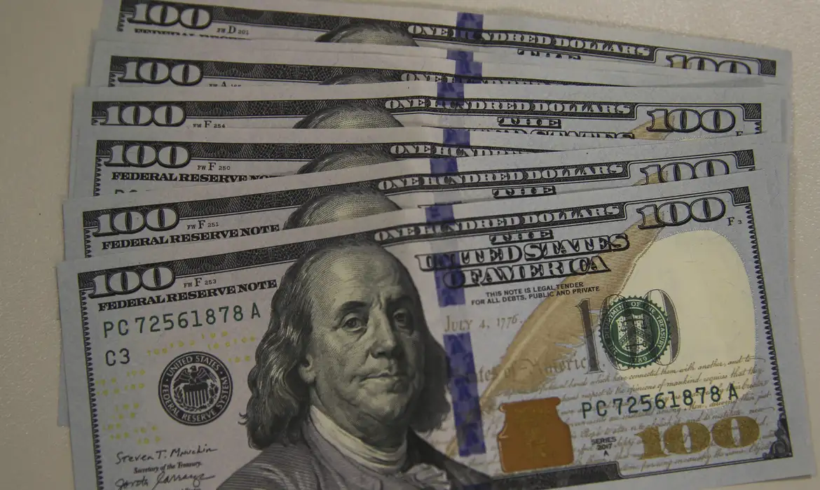 Dólar fecha a R$ 5,70 e cai 3,57% em março